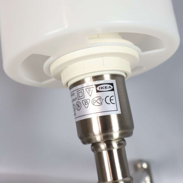 Närbild på sockel med IKEA-logotyp och märkningsetikett