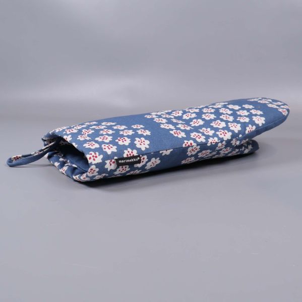 Grytvante med blå botten och blommönster i sidovy