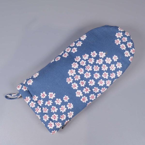 Blå och vitmönstrad grytvante set ovanifrån