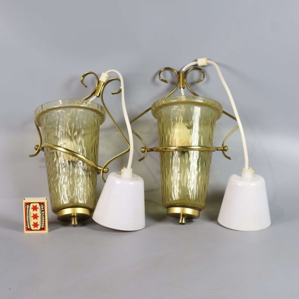 Två glastakglampor bredvid tändsticksask för storleksjämförelse