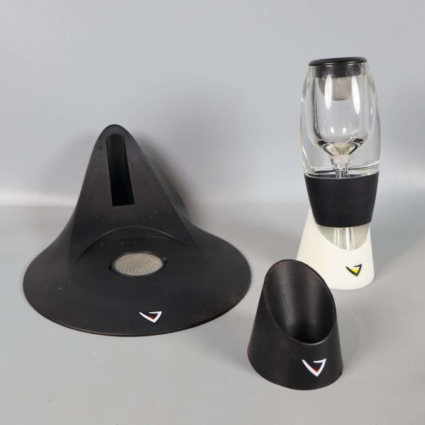 Tre huvudsakliga plastdelar ur setet, svart och vitt tema