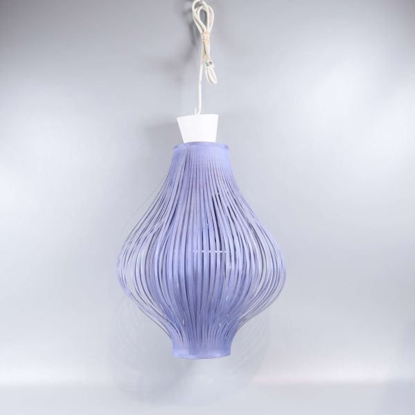 Blå taklampa med böjda band upphängd mot ljus bakgrund