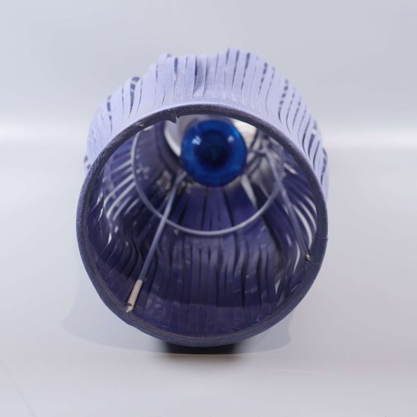 Lampans insida sedd genom öppningen med elinstallation synlig