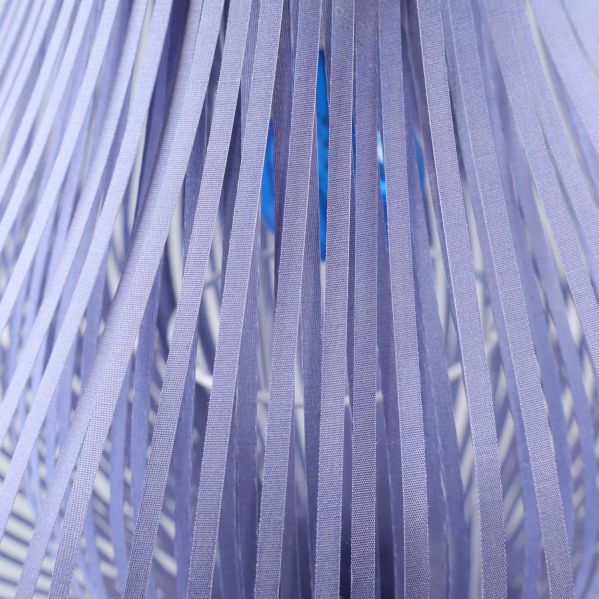 Närbild på blå tunna band i lampans design