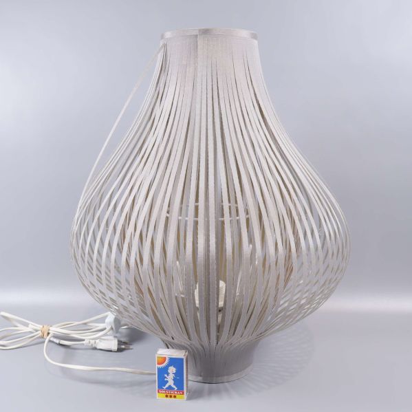 Bordslampa med sladd och tändsticksask för storleksreferens