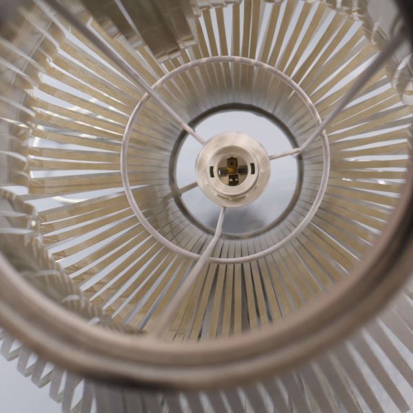 Sedd uppifrån inuti bordslampan med sockel i centrum