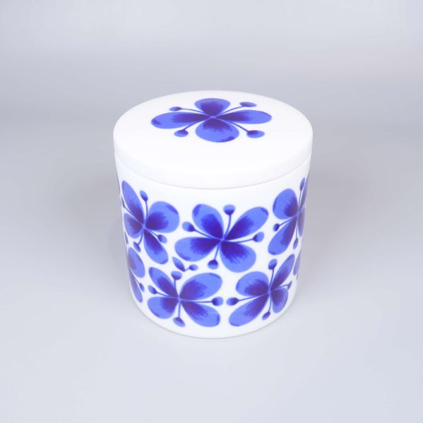 Vit burk med blå blommor och lock