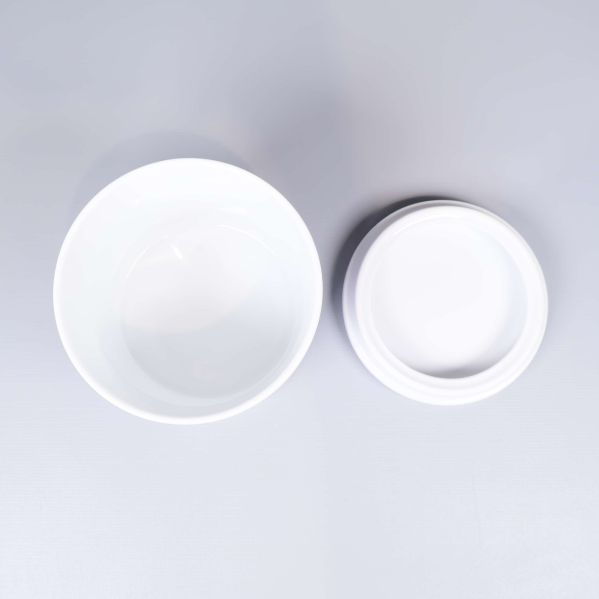 Insida på burk och tillhörande lock i vitt