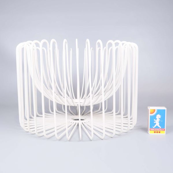 Vit metallfruktskål framifrån med tändsticksask för storleksjämförelse