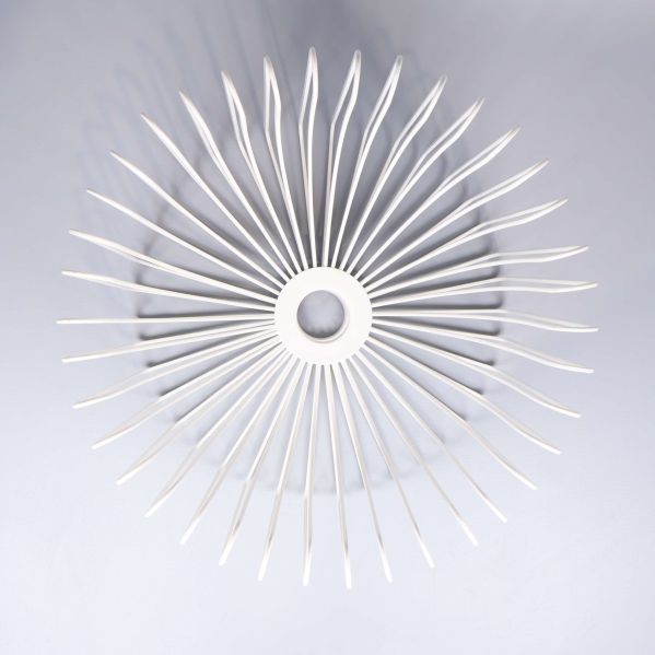 Vit metallskål sedd rakt uppifrån, visar symmetri