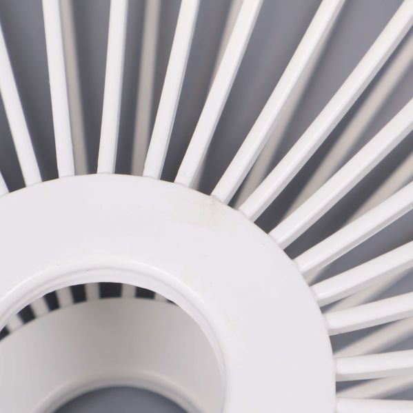 Närbild på vit metallskålens mitt och detaljer