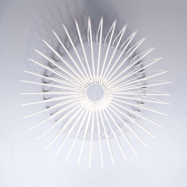 Metallfruktskål sedd rakt uppifrån på grå bakgrund