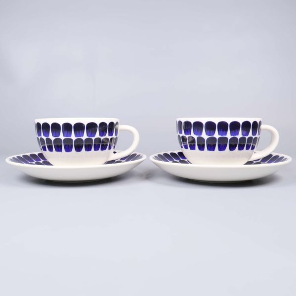 Kaffekoppar med blått mönster fotograferade från sidan