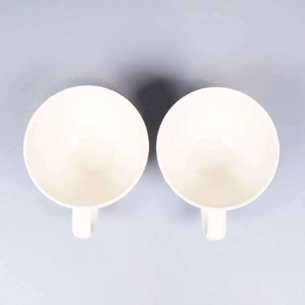 Två vita kaffekoppar fotograferade uppifrån