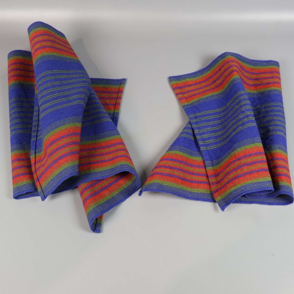 Två löpare i smårandigt tyg löst ihopvikta