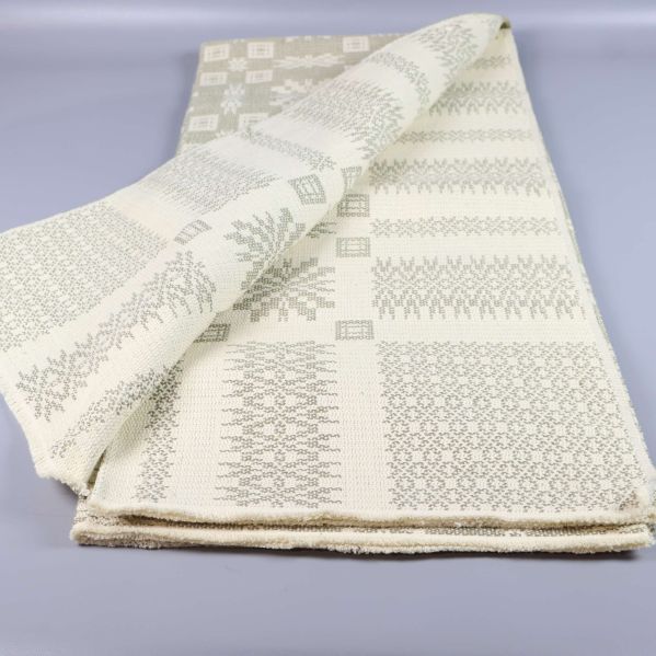 Linnemönstrad duk delvis uppvikt som visar struktur