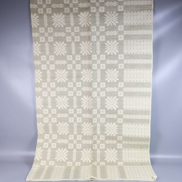 Linnemönstrad duk upprullad på golvet