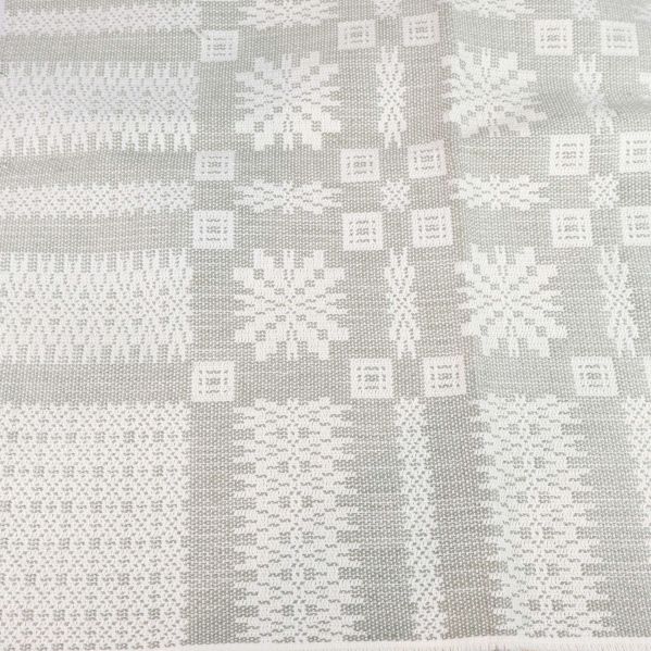 Närbild på detaljrikt geometriskt mönster i duken