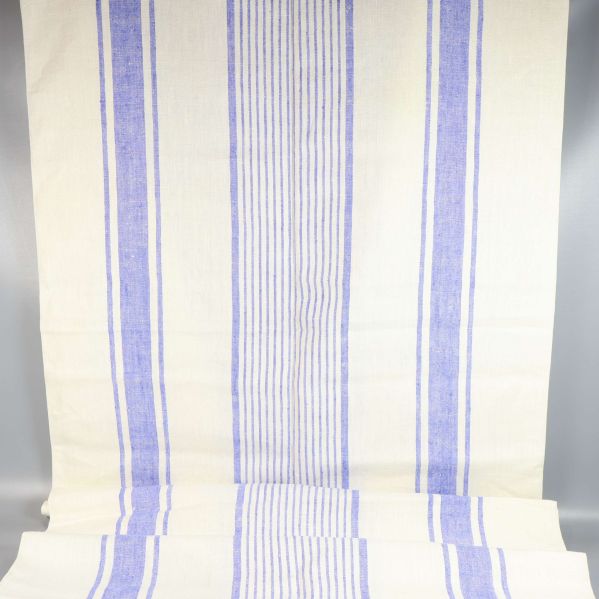 Linnetyg utrullat med breda och smala blå ränder