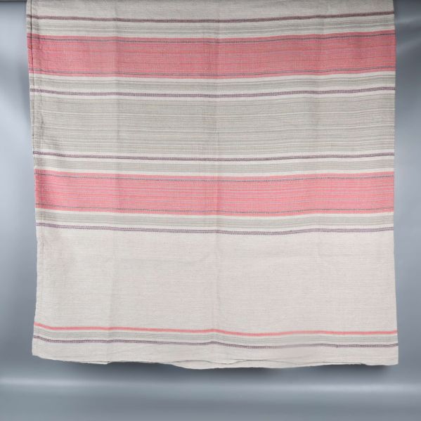 Bordsduk med bred rand och smalare linjer i rosa och lila