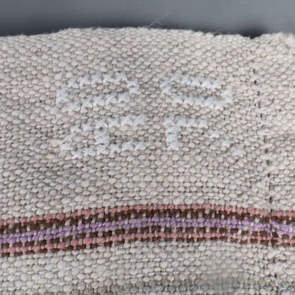 Broderade initialer på en kant av pläden