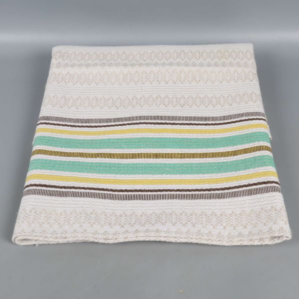 Hopvikt duk med gröna, gula och bruna ränder på ljus botten