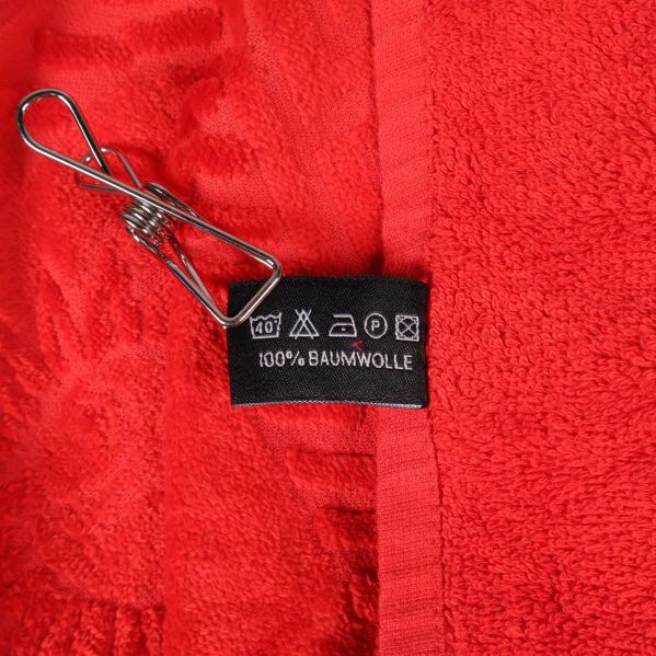 Tvättrådsetikett visar 100% bomull på handduken