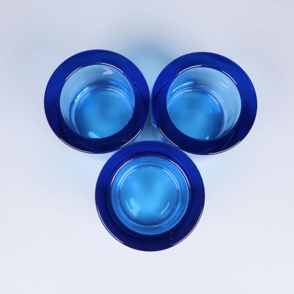 Vy uppifrån på tre blå glaslyktor i cirkel