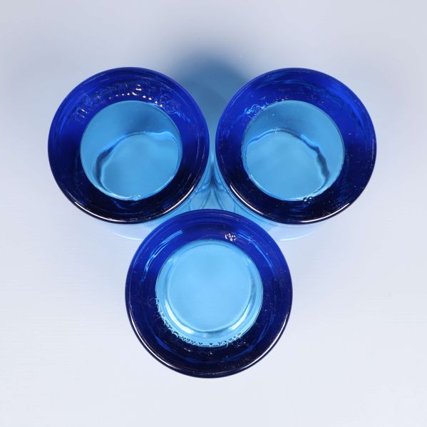 Topdownvy på tre blå ljuslyktor med markerade glasdetaljer