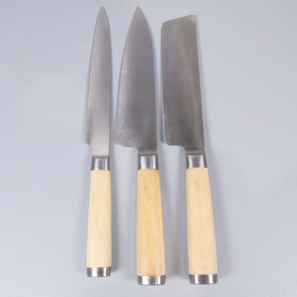 Kökssknivar med trähandtag fotograferade ovanifrån