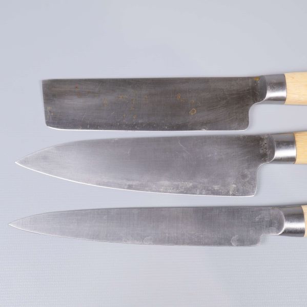 Knivbladens ovansida i närbild, tre blad i rad