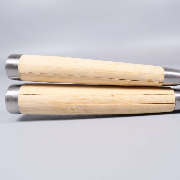 Närbild på två knivskaft med synliga sprickor