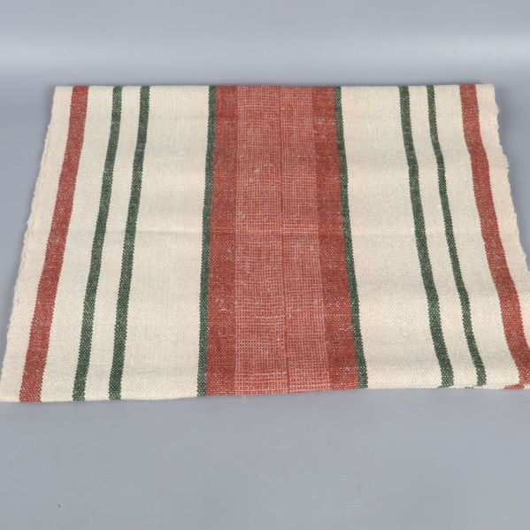 Löpare med ränder ligger helt utvikt på bord