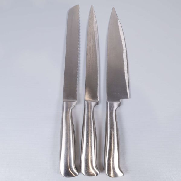 Knivset med tre olika knivar fotograferade uppifrån