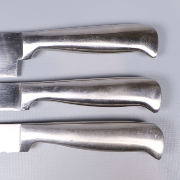 Tre ergonomiska knivskaft i blank metall