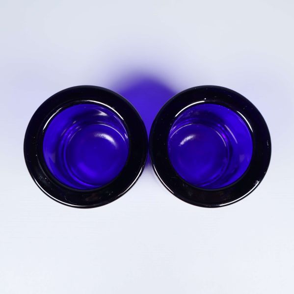 Två blå Kivi ljuslyktor sedda ovanifrån