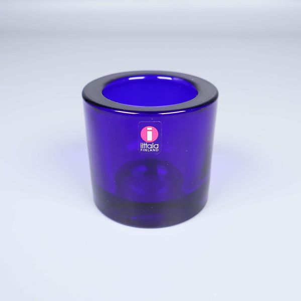 En koboltblå ljuslykta med Iittala-logo framtill