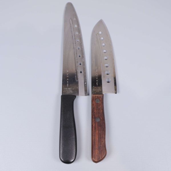 Två knivar med hål i bladen, handtag i trä och plast