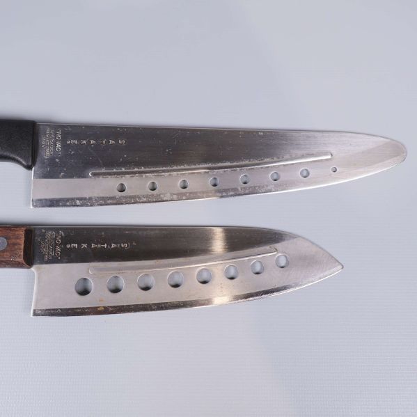 Närbild på köksknivarnas blad med runda hål