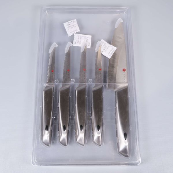 Set med fem köttknivar i plastfodral, ovanifrån