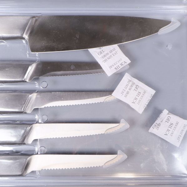 Detaljbild av större köttkniv och fyra mindre knivar