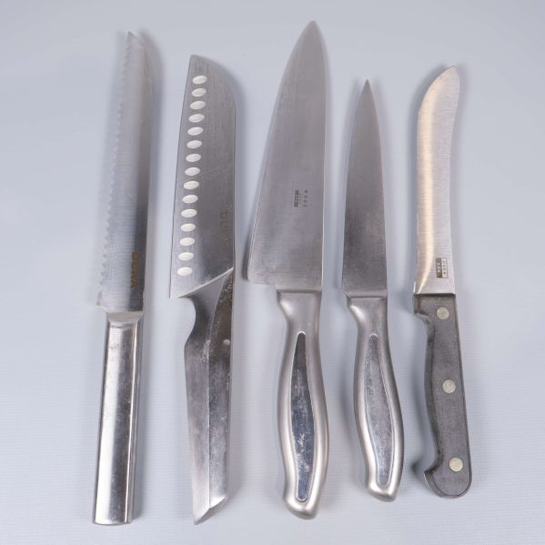 Fem olika köksknivar i rostfritt stål uppifrån