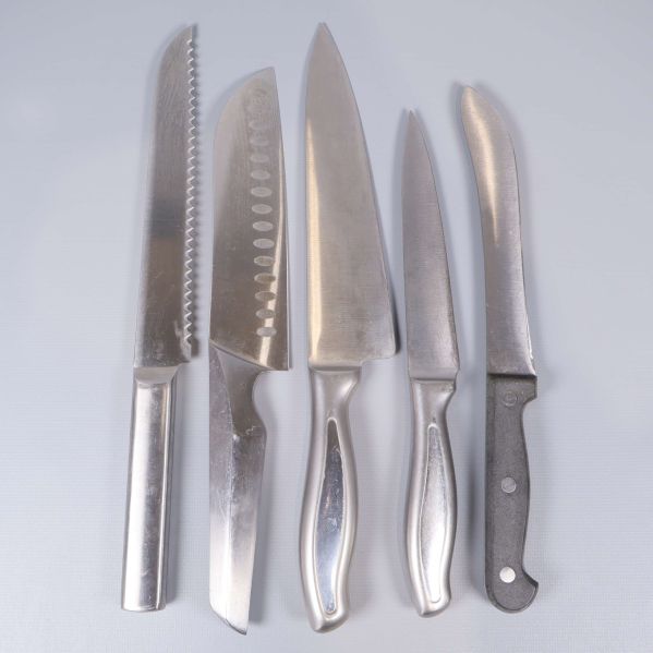 Fem köksknivar från Duka placerade bredvid varandra