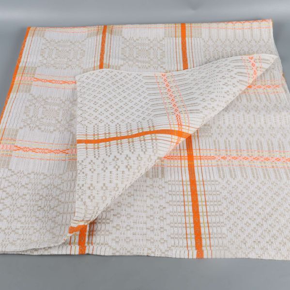 Halvvägs vikt köksduk som visar mönster och struktur