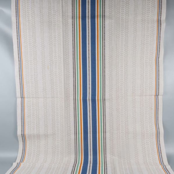 Duk med breda färgade ränder utlagd platt