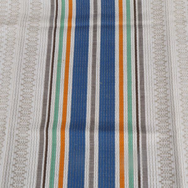 Närbild på mönstrade och färgglada ränder på duken