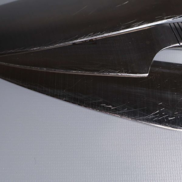 Närbild på knivblad med synliga repor