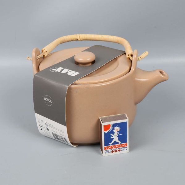 Tekanna från sidan tillsammans med tändsticksask