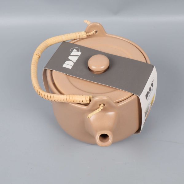 Tekanna uppifrån med handtag och pip synliga