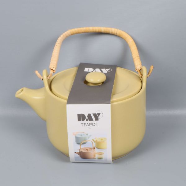 Framifrån på ljusgul tekanna med bambuhandtag